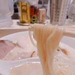 鶏白湯泡ramen たまき - 麺リフト。中細ストレート麺。