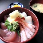 Sakana Niku Jizake Ninosuke - 鮪、活帆立、甘えびの三色丼（お新香、お味噌汁付）
