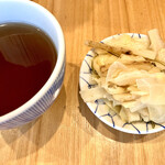 金子屋 吉祥寺店 - テーブル上のお茶とガリごぼう