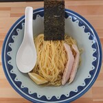 Mendokoro Komatsunagi - 塩つけ麺　790円(税込)
                        キレイな器にキレイに盛り付け。
                        低温調理の鶏チャーシューがめちゃウマい♪