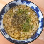 Mendokoro Komatsunagi - 塩スープの上にはネギネギネギ(･･;)
                        乾燥ハーブやレッドペッパーでスパイシーに！
                        これがまためちゃくちゃ美味しい♪
