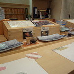 白木のカウンターがなかなかヨロシ・・・