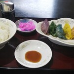 食堂ニューミサ - 虹色餃子、半ライス。