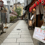 本家 大たこ - 店の前の石畳です