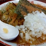 屋台ラーメン た紅 - 冷やしラーメンに玉ねぎを投入