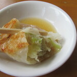 青竹手打ラーメン 日向屋 - 餃子は熱々で旨し！