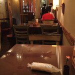 インド料理 想いの木 - ２人掛けテーブル席から見た出入口・キッチン方向