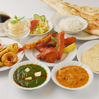 自慢のカレーを2種類楽しめる、ボリューム満点のコースも！