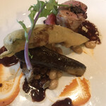 レストラン マノワ - ムニュールミエール５８０８円。黒米のリゾットを詰めた、フランス産うずら一羽ロースト 鶉のジュと赤ワインエピスソースで。クリーミーなリゾットと、ジューシーで香ばしい鶉が絶品です（╹◡╹）（╹◡╹）