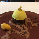 レストラン マノワ - ムニュールミエール５８０８円。マンゴーとヴァローナチョコレートのマノワの球体。ヴァローナチョコレートとマンゴーソルベが、お皿を彩ります