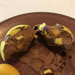 レストラン マノワ - ムニュールミエール５８０８円。マンゴーとヴァローナチョコレートのマノワの球体。濃厚×濃厚ですが、ペロリです（笑）。とーっても美味しかったです（╹◡╹）（╹◡╹）