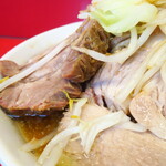 ラーメン二郎 - 豚の厚み