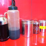 ラーメン二郎 - 卓上調味料