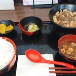 Kenchanshokudou - もつ煮定食 大盛  790円