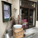 ベーグル研究所matatabi - すっかりお馴染みのピンクの看板(O_O)