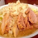 ラーメン二郎 - 小豚(800円) 麺少なめ、野菜 アブラ ニンニク。