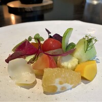 ラ・ボンヌターブル - 畑の野菜たち　お野菜に果物たちが彩り豊かな一皿目♪