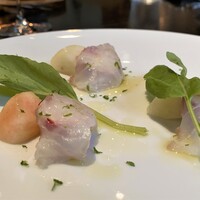 ラ・ボンヌターブル - スズキ、桃、ラディッシュ、酢橘、塩とオリーブオイル　酢橘と桃の味にスズキの本来の味が隠れてしまいましたが、夏らしさが感じられました♪　