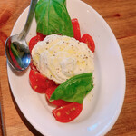 Italian Kitchen VANSAN - 生モッツァレラチーズとチェリートマトのカプレーゼ　490円
            