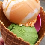 サーティワンアイスクリーム - 料理写真:スモールダブルコーン(500円)+ワッフルコーン(40円)　マンダリンオレンジチーズケーキ&抹茶