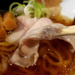 コクミンショクドウ - 『なま味しょうゆらーめん』のチャーシュー。かなり薄い