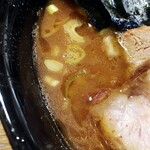 家系ラーメン クックら - 力強いバランスのスープ。