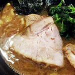 家系ラーメン クックら - チャーシューは2枚。肩ロースはスモークです。