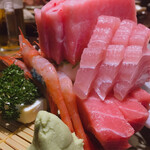 とっくりや - トロが積み上るジェンガ盛り、刺し盛り