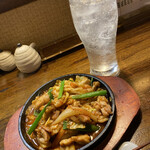 遊酒食堂 宇都宮 - 濃いめレモンサワーとホルモン風鶏と野菜の鉄板炒め