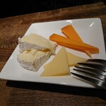ワインショップグランボワ - チーズ３種盛り