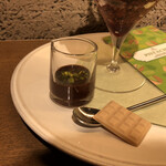 パティスリー&カフェ デリーモ - フォレノワールピスターシュ　付属のチョコレートソースとピスタチオのチョコレート