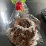 ラトリエ ドゥ プレジール - ・﻿栗粉と2種のチョコレート、7種のナッツ、いちご、オレンジピールのグクロフ