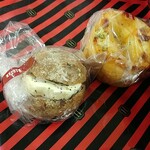 エディアールベーカリー 新宿本店 - フリュイクリームとオニオンチーズです