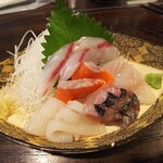 金町製麺 - 刺身盛（銀鮭、コチ、真鯛の昆布〆、鯵、烏賊）