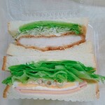 Pan de Smile - 上が三元豚のカツサンド
      下がパンデスマイル風ミックスサンド