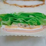 Pan de Smile - 具はハム・チーズ・目玉焼き・レタス
      ピクルス入りオーロラソースが味の決め手