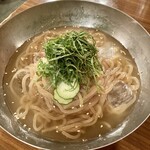 Horumon de mekin - 冷麺750円