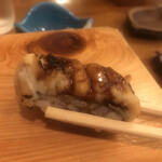 吉野鮨本店 - にぎりずし２７５０円。穴子。一生懸命、焼き続けてらっしゃる職人さんがいらっしゃいました。ふわふわながらも香ばしさがあり、塩と酢がキツいシャリでも、美味しかったです(^｡^)