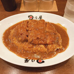 hinoyakare- - 名物カツカレー・大盛り、840円。