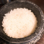 炭火焼肉・韓国料理 KollaBo - 石釜で提供される白飯