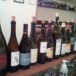 クオーレ・フォルテ - これだけの種類のボトルが入れ替わり立ち替わり毎日開くんだ。　（写真はお店から拝借）