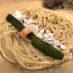 饗 くろ喜 - 羅臼昆布たっぷりの麺皿