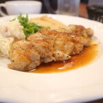 BISTRO UOMASU5 - チキンレモンステーキ　別アングルから