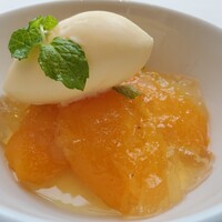 オザワ - 枇杷のコンポートとバニラアイスクリーム