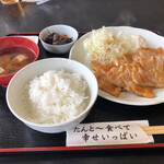 Tezukuri Gohan Ya Itou - 豚生姜焼き定食　750円　厚めの豚6枚！