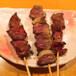 Chinen - 右から白レバー、ハツ、レバー   レアな焼き加減がナイス(`･ω･´)b