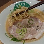 笑顔ノキラメキ - 2007_笑顔ノキラメキ_鶏白湯(醤油)(大)@830円_麺リフト