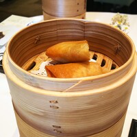 中国料理 礼華 四君子草 - 蒸籠になぜか揚げ春巻き笑
