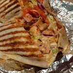 Stuff'd - ハーブやスパイスに漬け込んだチキンと、レタスや紫キャベツ、玉ねぎやフレッシュトマトが合う！マヨネーズとスモーキーBBQソースで