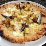 Co.N.Te - ピッツァランチ。この日は新ジャガとオイルサーデンのピザ。パリっとした中に適度なモチッと感。